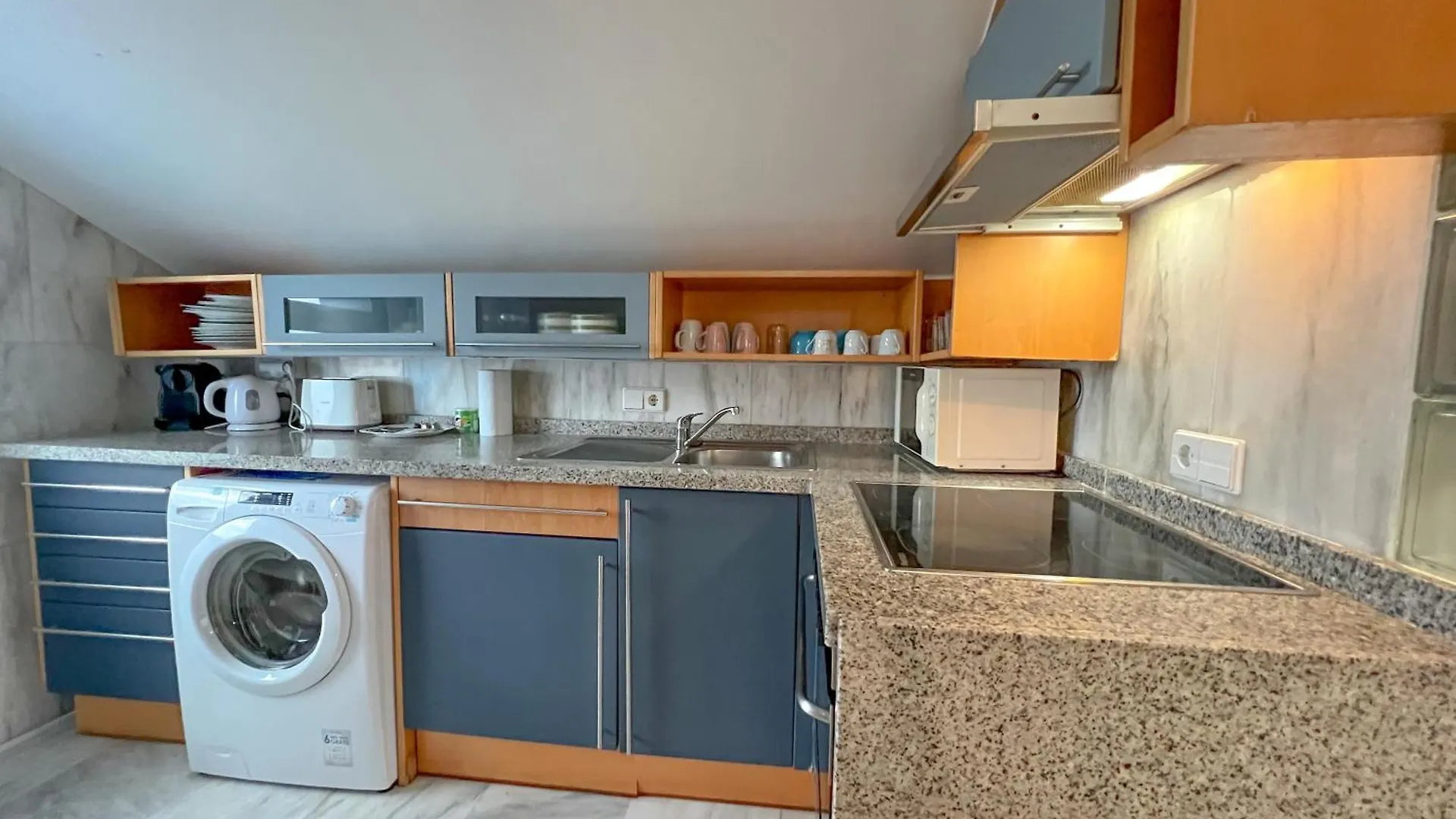 Blue Glass Penthouse In Marbella City Center 公寓