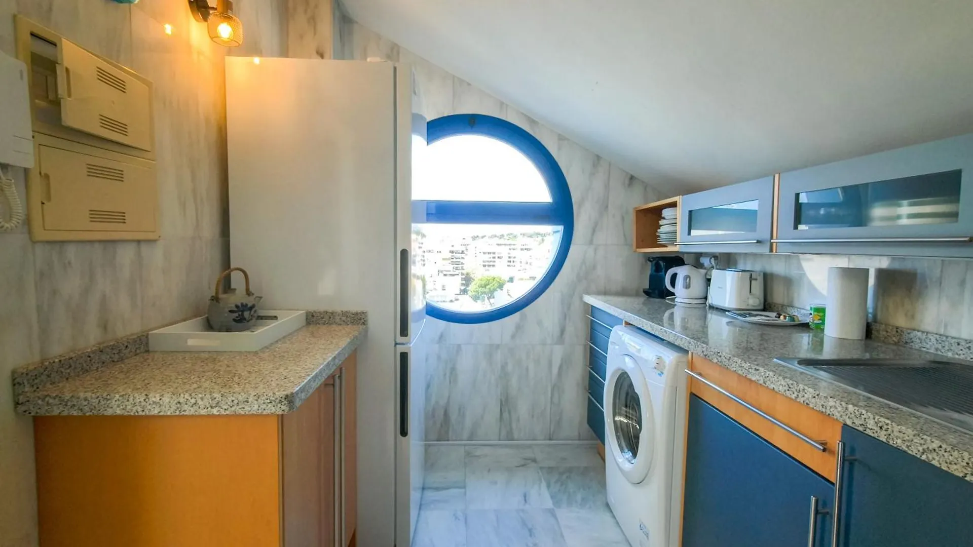 Blue Glass Penthouse In Marbella City Center 西班牙